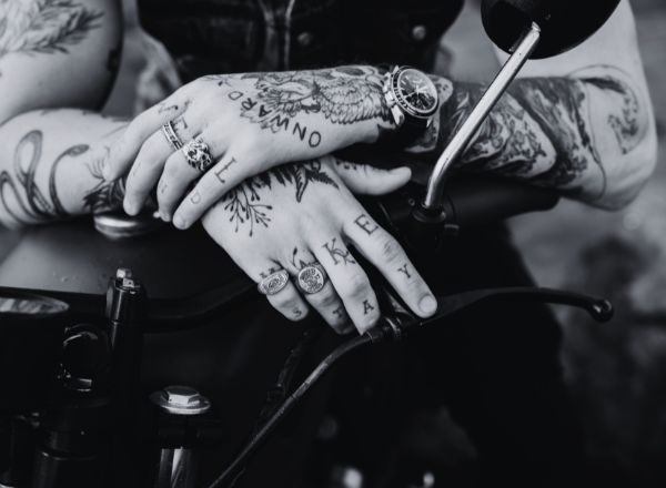 Gothic Fingerringe & Gelenkringe mit Totenkopf‑ und Skelet-Design Gothic Fingerringe & Gelenkringe mit Totenkopf‑ und Skelet-Design